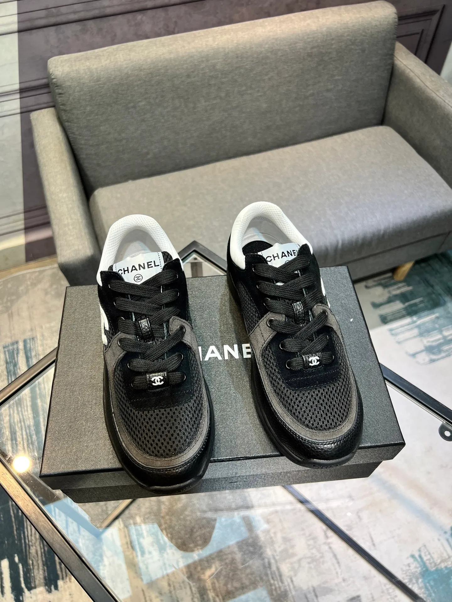Men's men's shoes 💰620 Exclusive real shot (top version) CHANEL Chanel 2025ss color matching thick-soled casual sports shoes and sneakers. The counter is synchronized. The counter is very popular. A shoe that is very difficult to buy. The most popular thick-soled panda shoes on the Internet. It can be imagined that Xiaoxiang control can't miss it. It has both good looks and comfort. Simple and versatile white shoes. The thick sole increases the height and is super versatile. Close your eyes and wear it. Whoever wears it will look better. Upper: calfskin Lining: imported sheepskin lining Outsole: TPU original outsole Size: 35-44 (customized for women 41 and 40, and 45 for men)